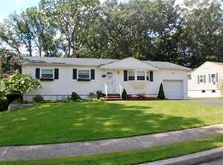 5 Summit Rd, Oak Ridge, NJ 07438