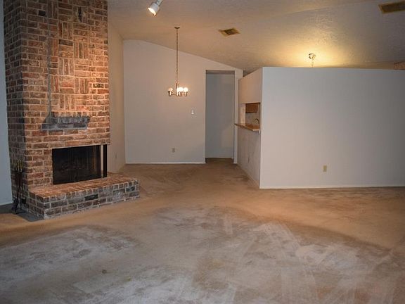 5th image of 15902 Amapola Dr