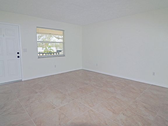 4th image of 720 SW Gardens Blvd