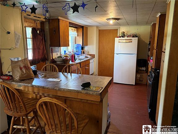 2nd image of 2622 Chapin Rd