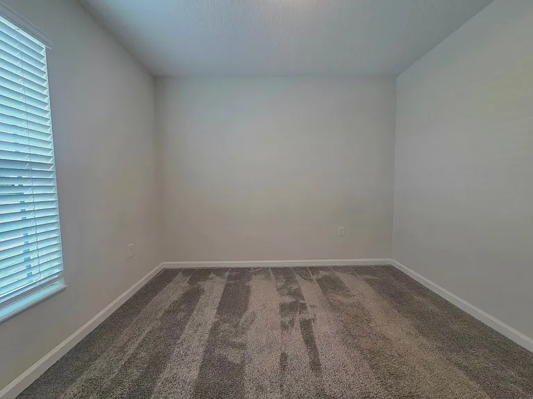 327 Macarthur St — Photo 15