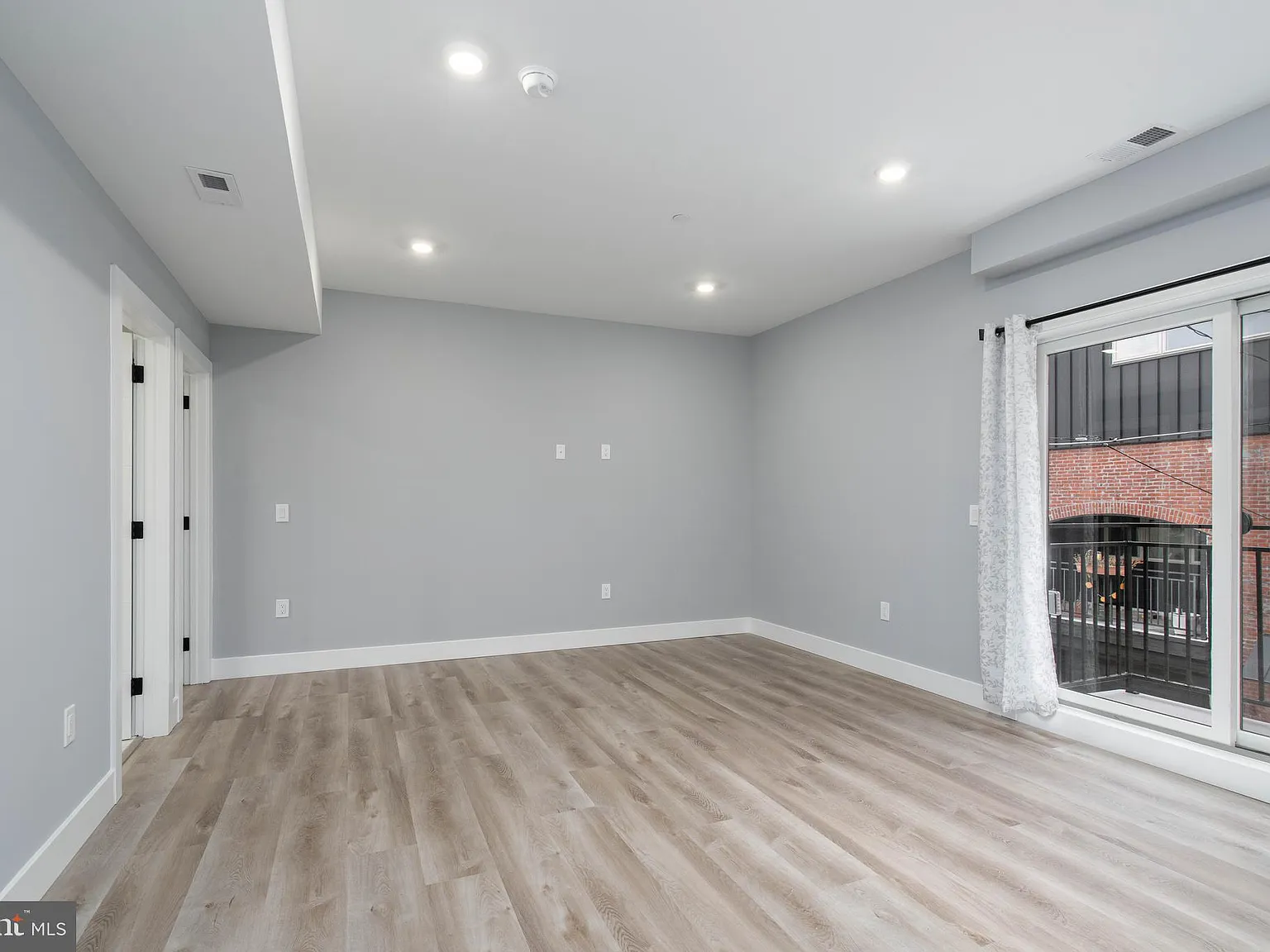 2 bed, 800 sqft, $2,300 — Photo 4