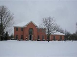 8320 Castleberry Dr, Woodstock, IL 60098