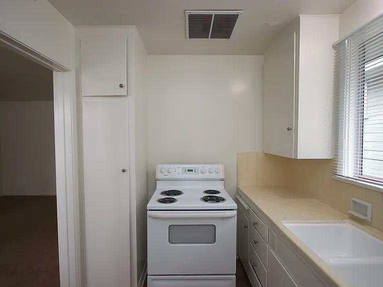 700 E Villa St #C — Photo 8