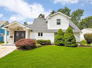 32 Boulder Ln, Hicksville, NY 11801