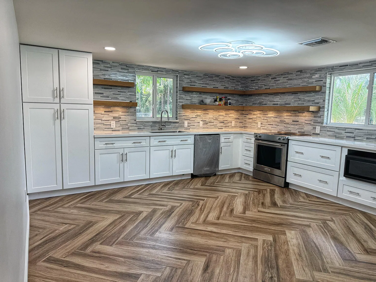 3 bed, 3.0 bath, 2681 sqft, $4,200 — Photo 1