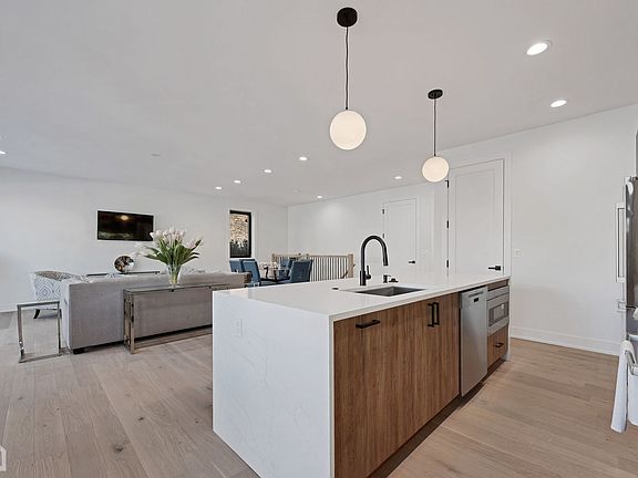 5th image of 1325 W Carmen Ave #1N