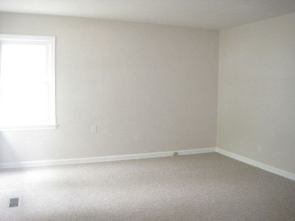 4th image of 719 Loekes Dr