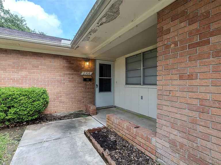 2308 Hillcrest Dr — Photo 5