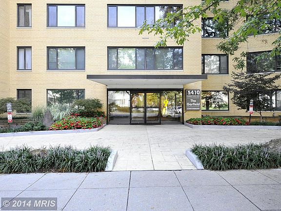 Nice circular driveway in front of bldg