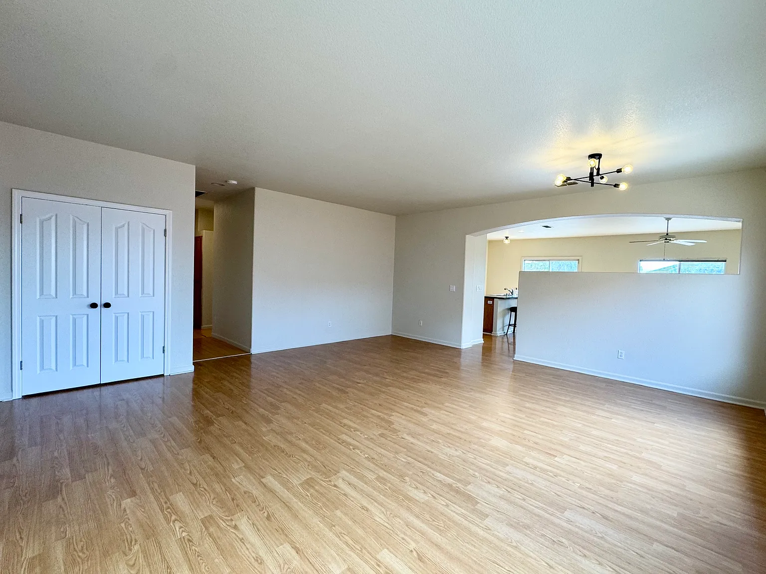 4 bed, 1976 sqft, $3,500 — Photo 3