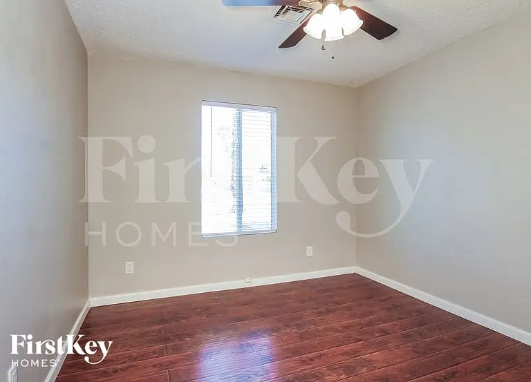515 E Renee Dr — Photo 11