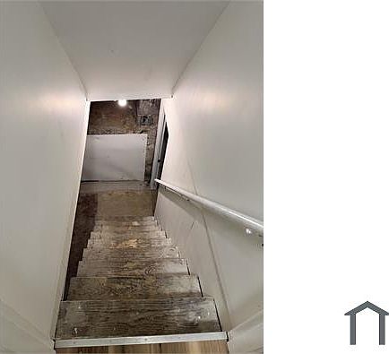 3rd image of 1813 W Gaulbert Ave #1