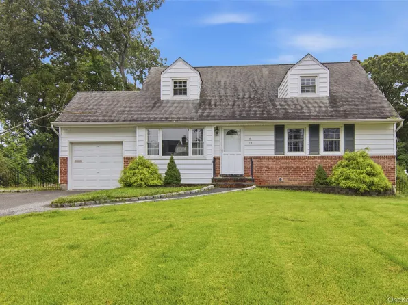 15 Apple Lane, Commack, NY 11725