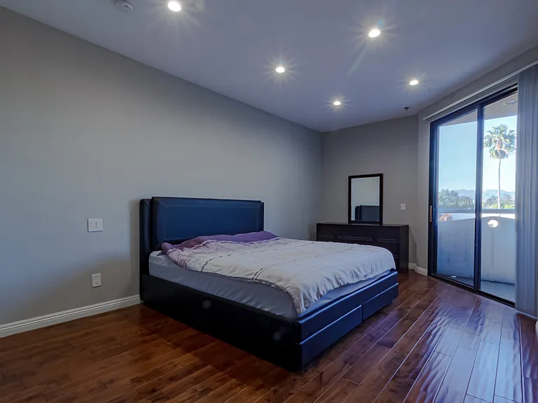 326 Westminster Ave #Penthouse 404 — Photo 18