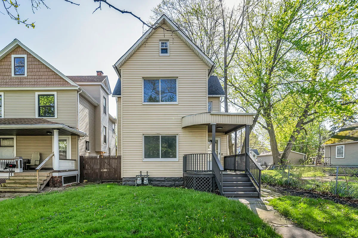 Building Photo - 2049 W 85th St