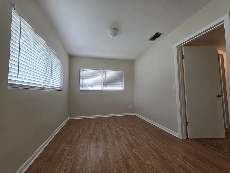 2031 Harding St — Photo 5