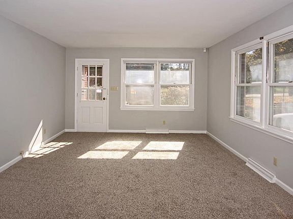 5th image of 570 W Oak St