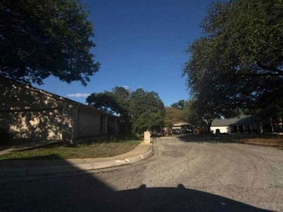 Exterior Neighborhood (street photo)