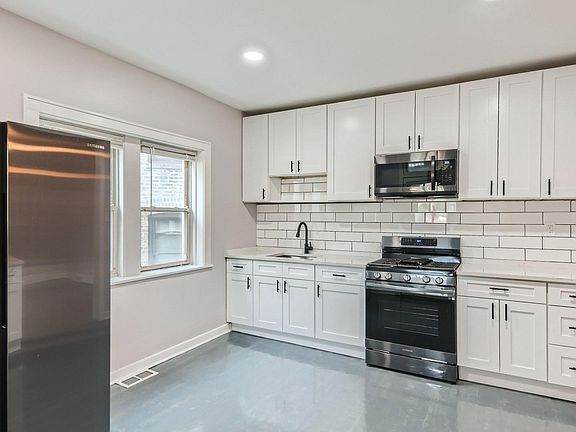 5th image of 6724 N Rockwell St #1N