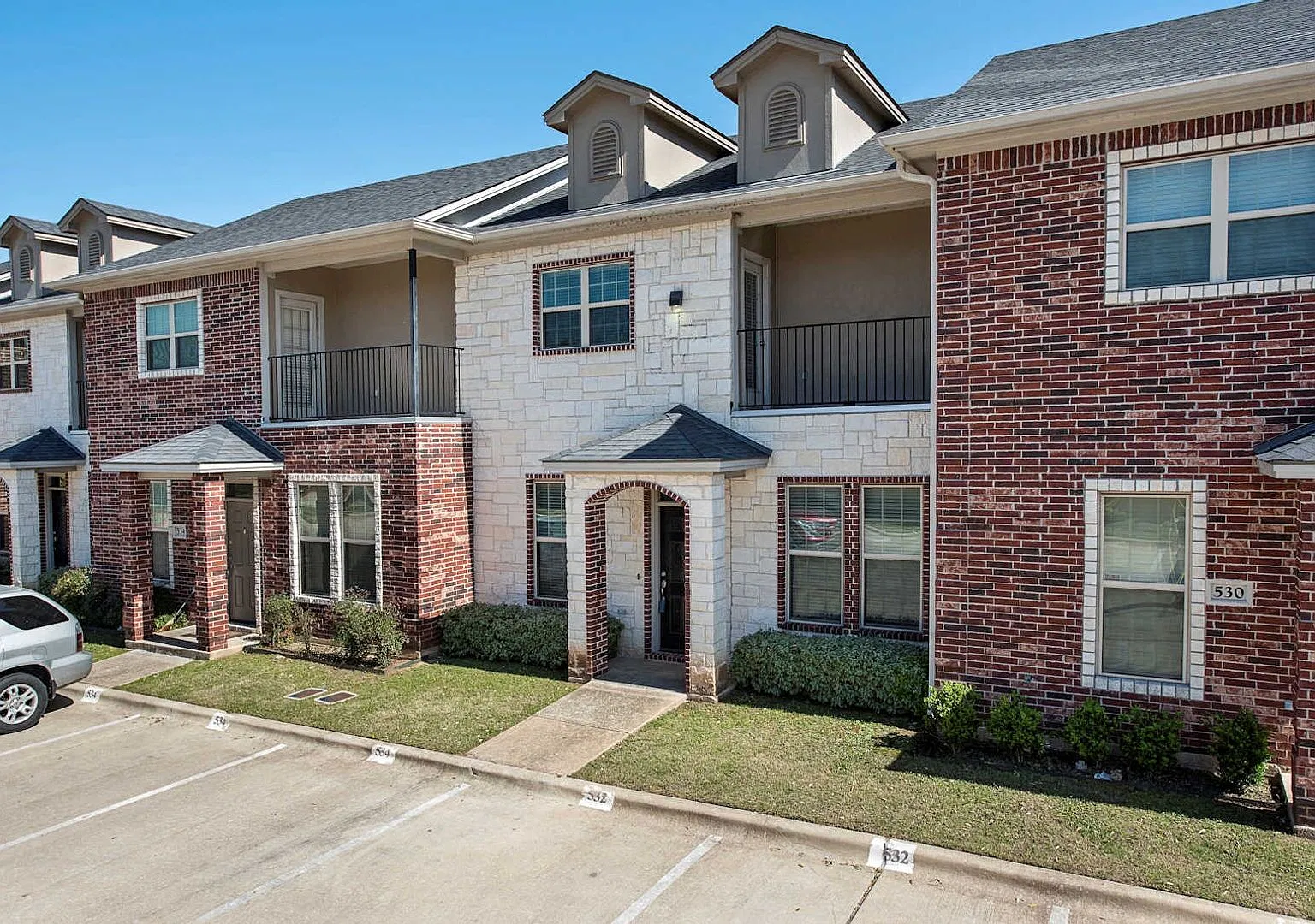 August 2027 Pre - Lease! Spacious 3 Bed, 3.5 Bath Condo!! — Photo 2