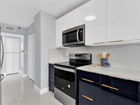 5th image of 900 NE 195th St APT 218