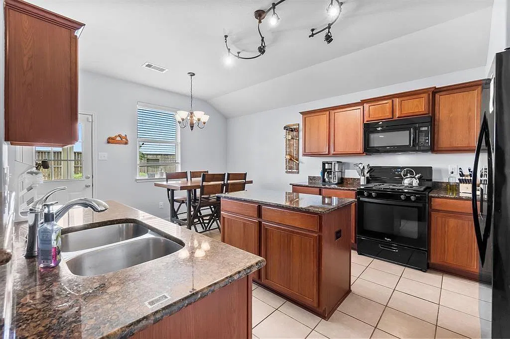 3 bed, 2.0 bath, 1414 sqft, $1,850 — Photo 2