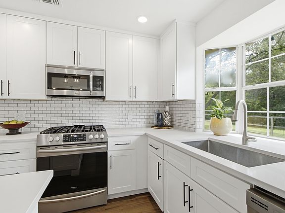 4th image of 2520 Rosedale St