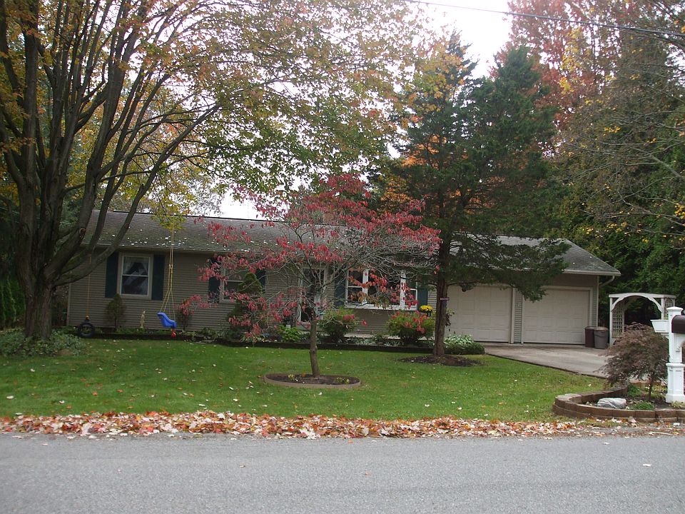 1st image of 121 Evergreen Dr