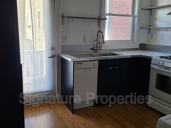 3rd image of 1641 W Cary St #2