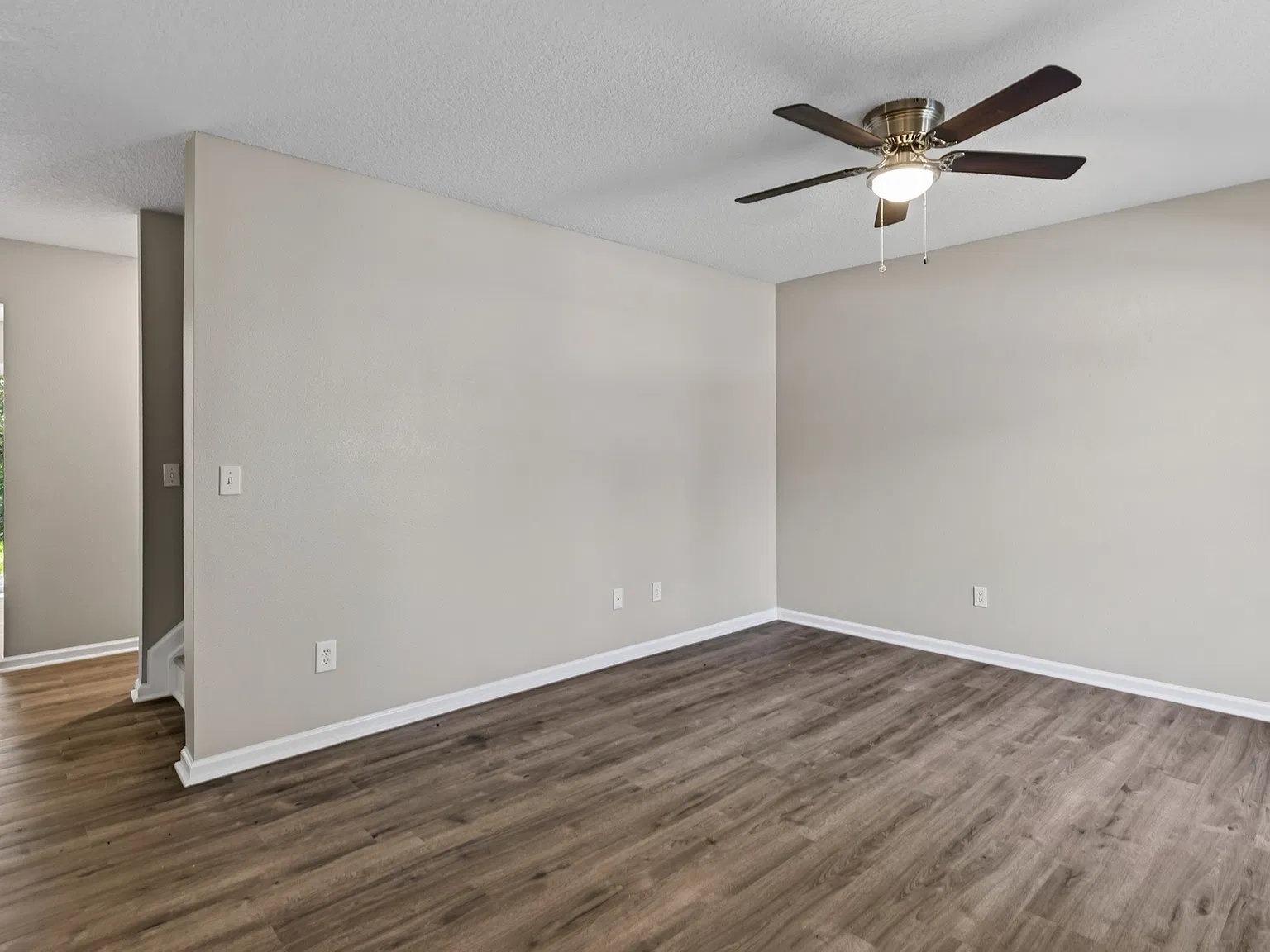 3 bed, 2.5 bath, 1664 sqft, $2,100 — Photo 2