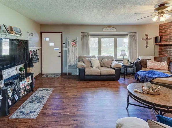 3806 E Hills Dr, Saint Joseph, MO 64503