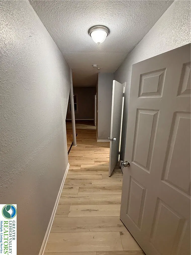 2 bed, 1.0 bath, 900 sqft, $1,550 — Photo 2