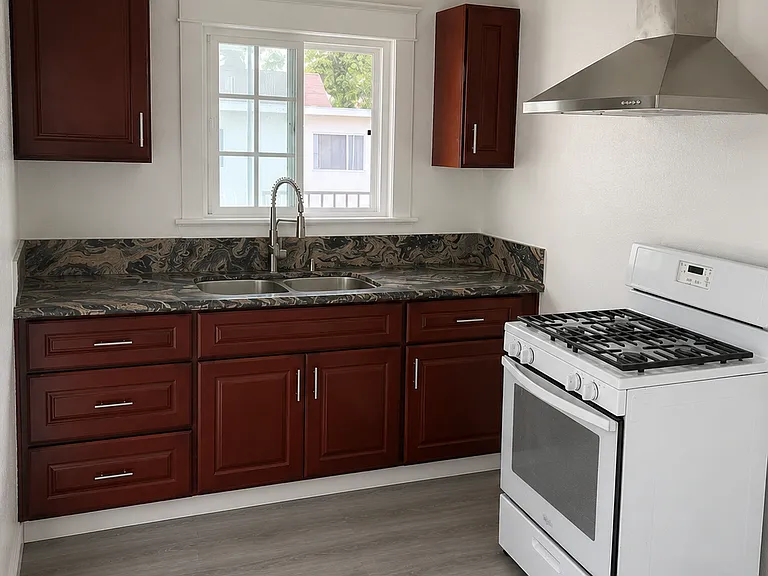 1558 Pine Ave #1558 — Photo 7