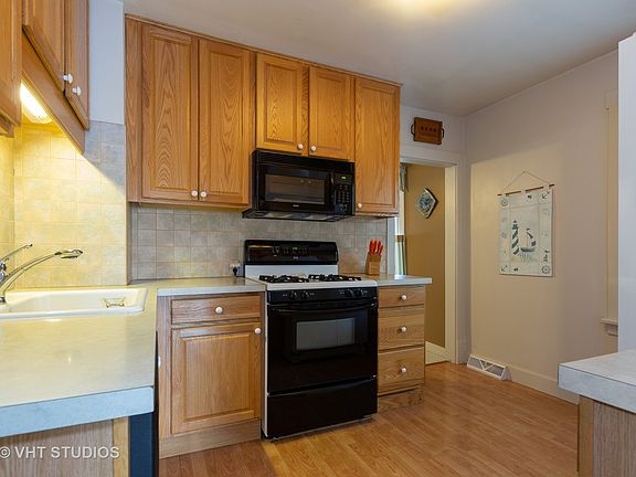 5th image of 216 N Lincoln St