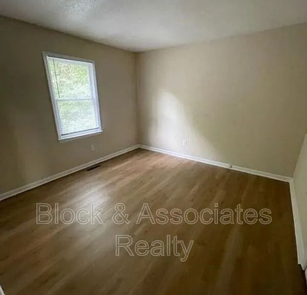 904 Glenwood Rd — Photo 4