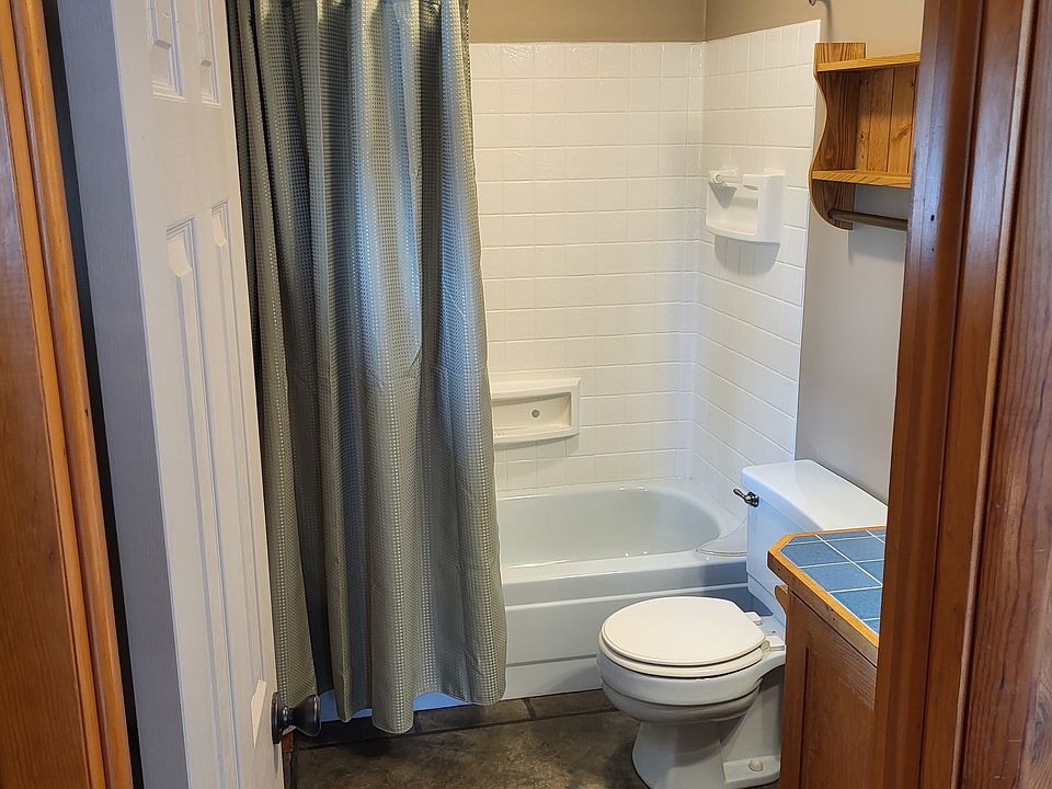 upper floor single bathroom