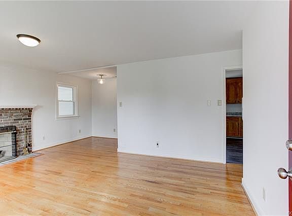 3rd image of 2211 Ives Ln
