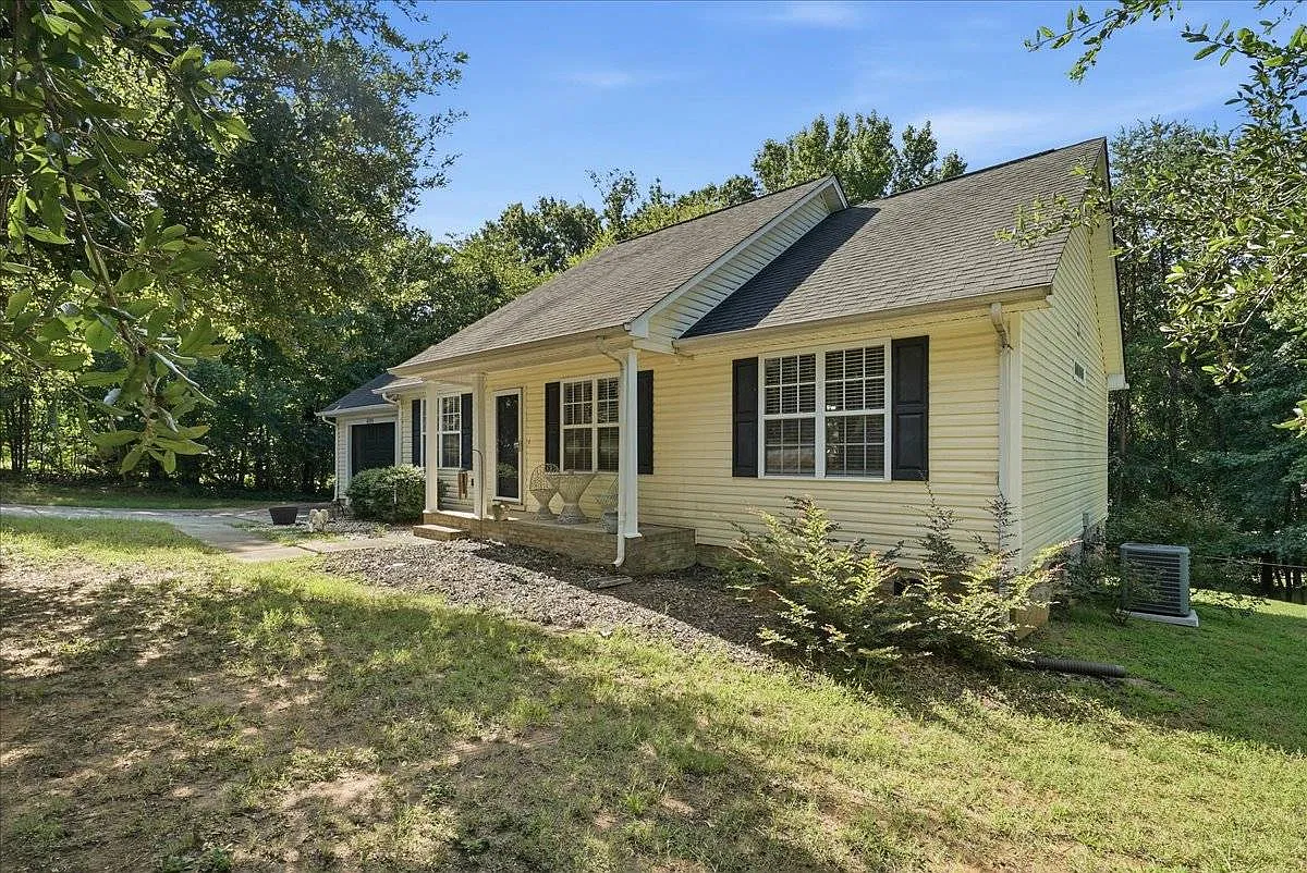 3 bed, 2.0 bath, 1190 sqft, $2,200 — Photo 2