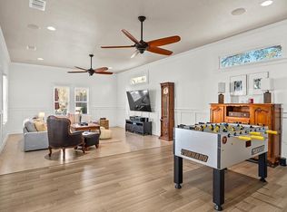 206 W Burbank St, Fredericksburg, TX 78624