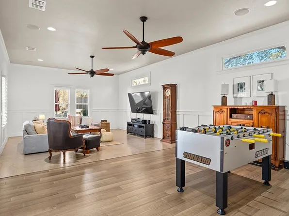 206 W Burbank St, Fredericksburg, TX 78624