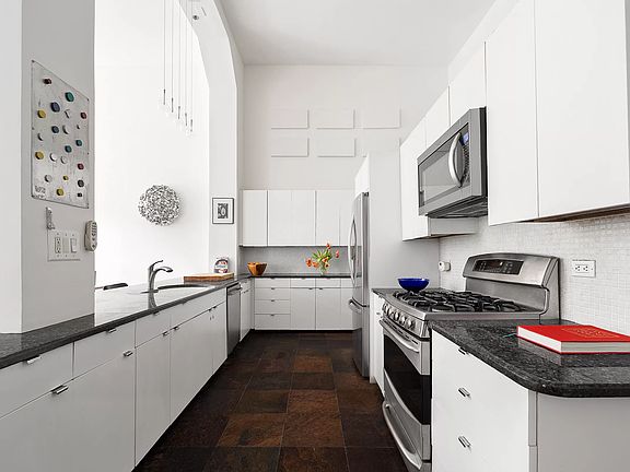 4th image of 60 Pineapple St APT 1D