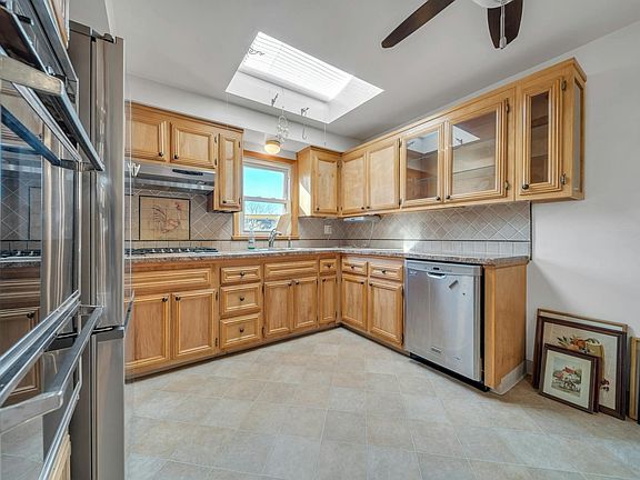 3rd image of 344 New York Ave