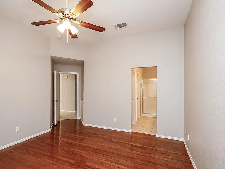 5560 Merriweather Dr — Photo 7