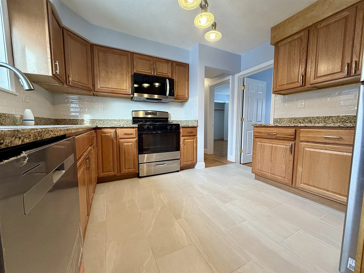 3 bed, 1400 sqft, $3,000 — Photo 2
