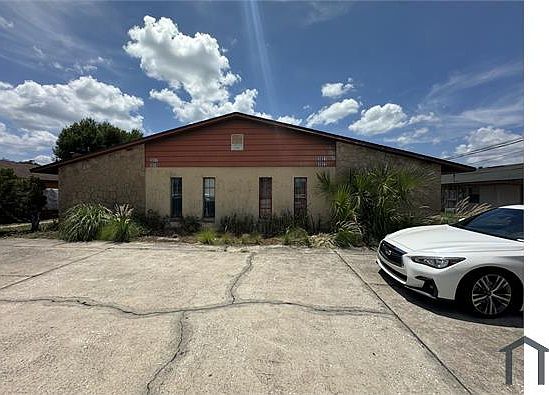 1st image of 3019 Saint Paul Dr