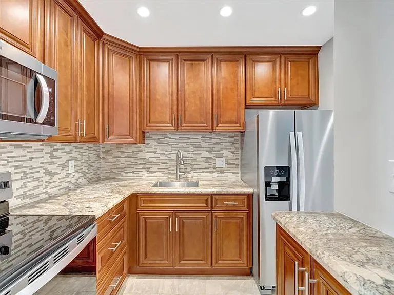 2400 NE 33rd Ave #212 — Photo 2