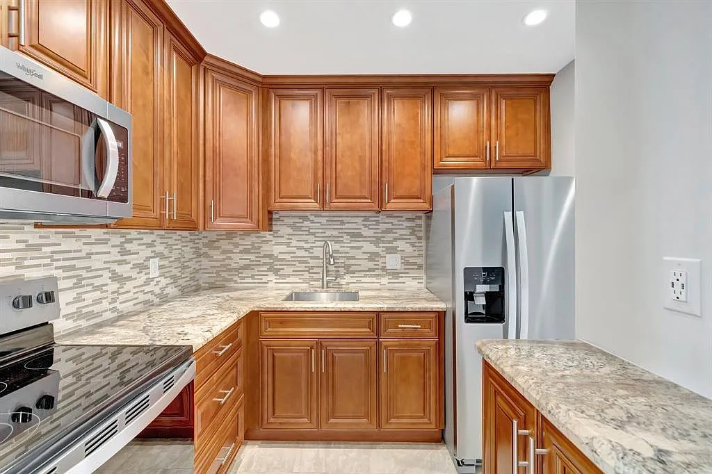 Building Photo - 2400 NE 33rd Ave #212