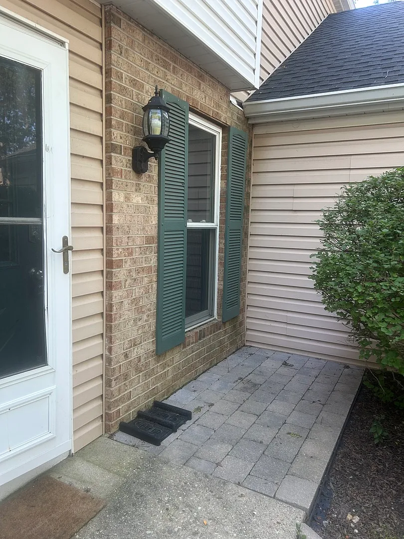 2 bed, 1.5 bath, 1018 sqft, $2,300 — Photo 2