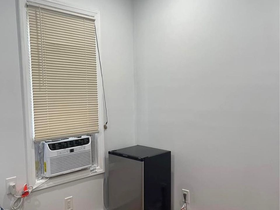 2nd image of 2115 Ryer Ave #A